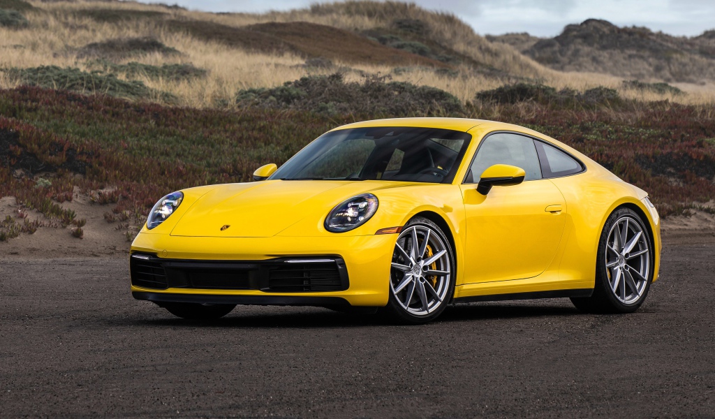 Желтый автомобиль Porsche 911 Carrera 4S, 2020 года