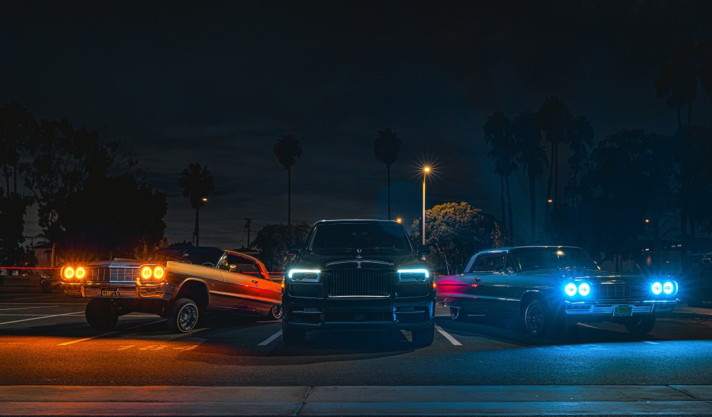 Автомобили Rolls-Royce Cullinan, 2020 года с включенным фарами