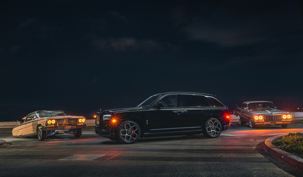 Автомобиль  Rolls-Royce Cullinan, 2020 года ночью 
