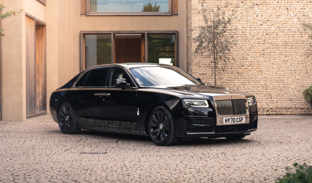 Черный деловой автомобиль Rolls-Royce Ghost EWB 2020 года у дома 
