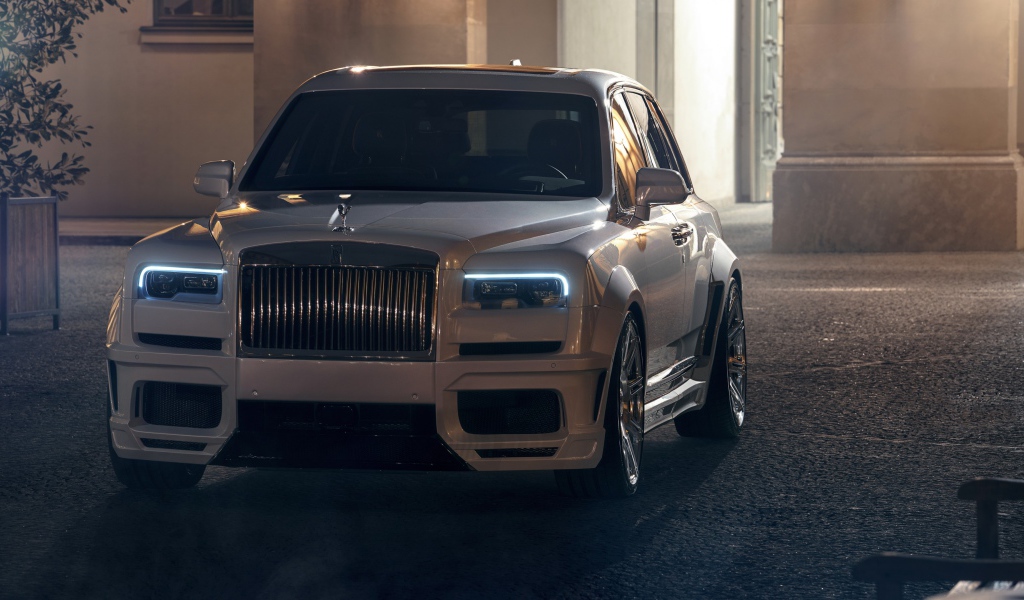 Белый автомобиль  Rolls-Royce Cullinan 2020 года в городе 