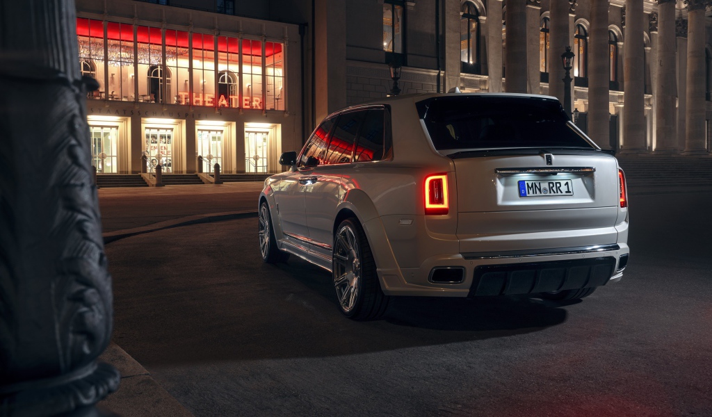 Белый внедорожник  Rolls-Royce Cullinan 2020 года вид сзади