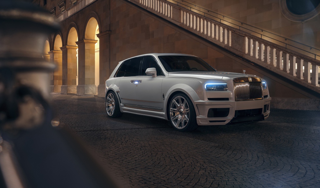 Белый автомобиль  Rolls-Royce Cullinan 2020 года у лестницы