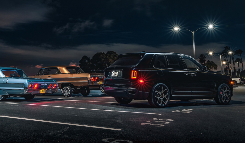 Черный Rolls-Royce Cullinan, 2020 года вид сзади