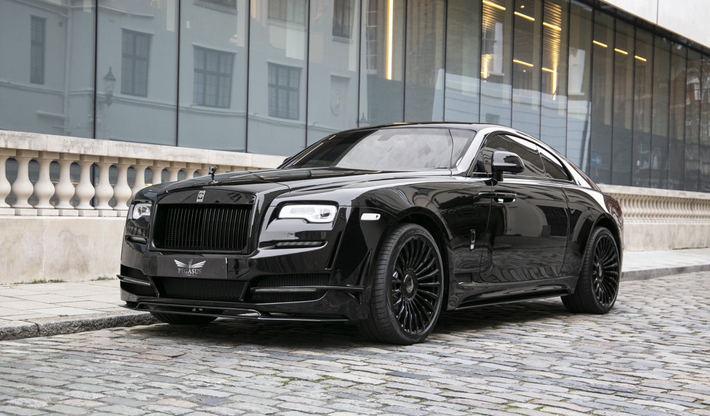 Черный автомобиль Rolls-Royce Wraith у здания 