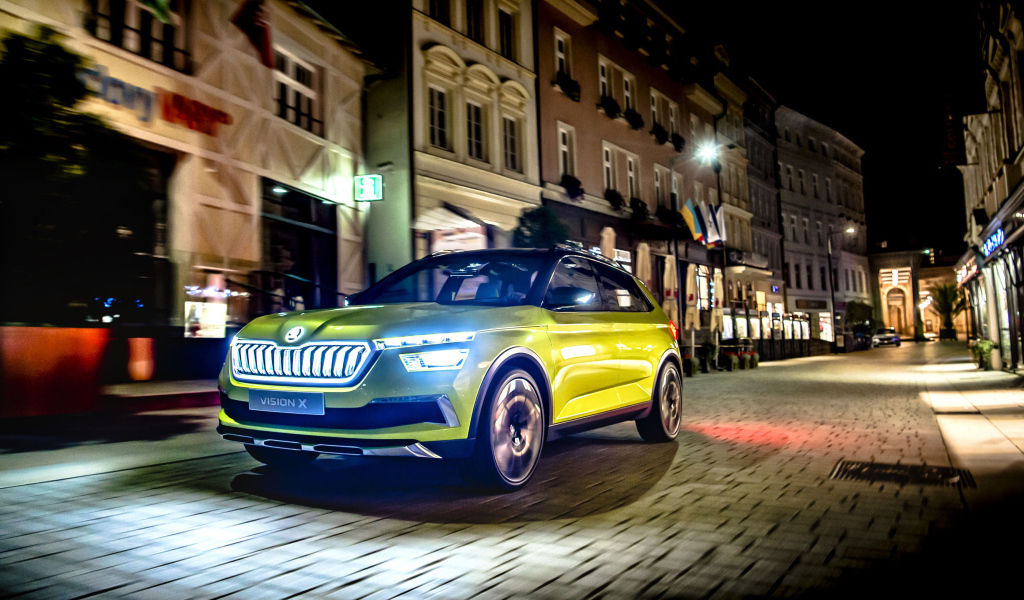 Внедорожник Skoda Vision X 2019 года на улице города
