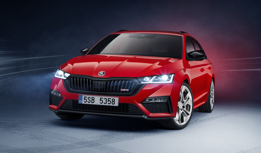 Красный автомобиль Skoda Octavia RS IV Combi 2020 года 