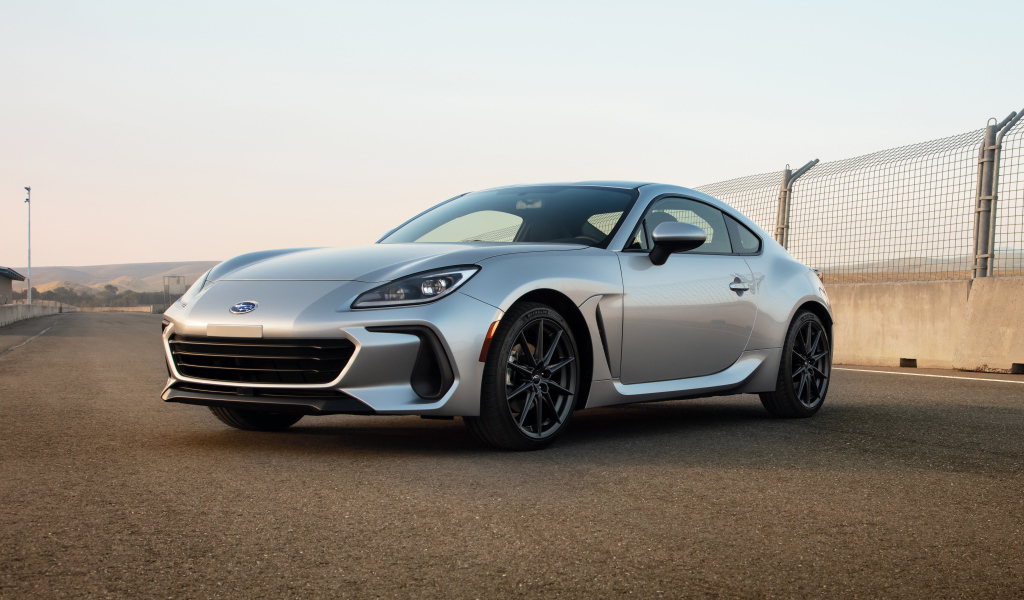 Серебристый автомобиль Subaru BRZ 2022 года
