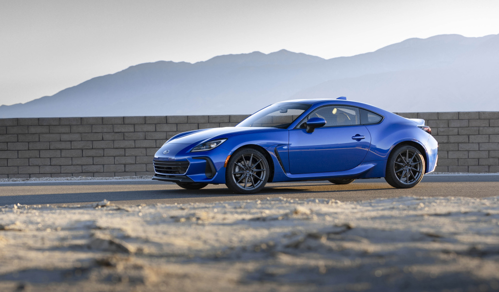 Синий автомобиль Subaru BRZ, 2022 года в лучах солнца