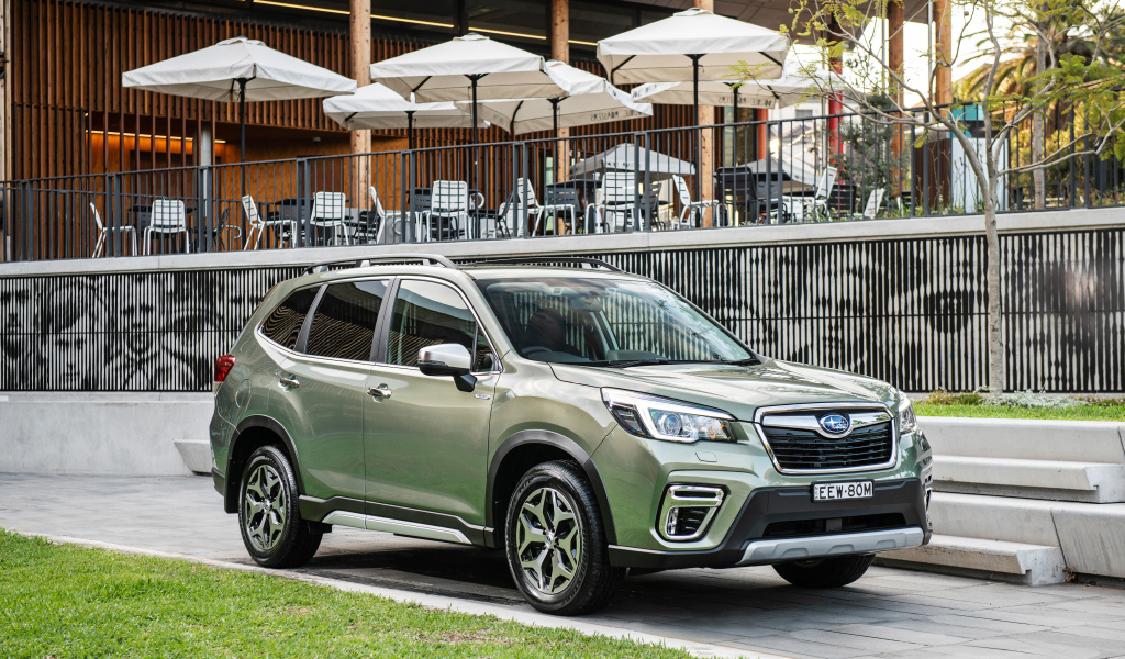 Кроссовер Subaru Forester, 2020 года стоит у кафе