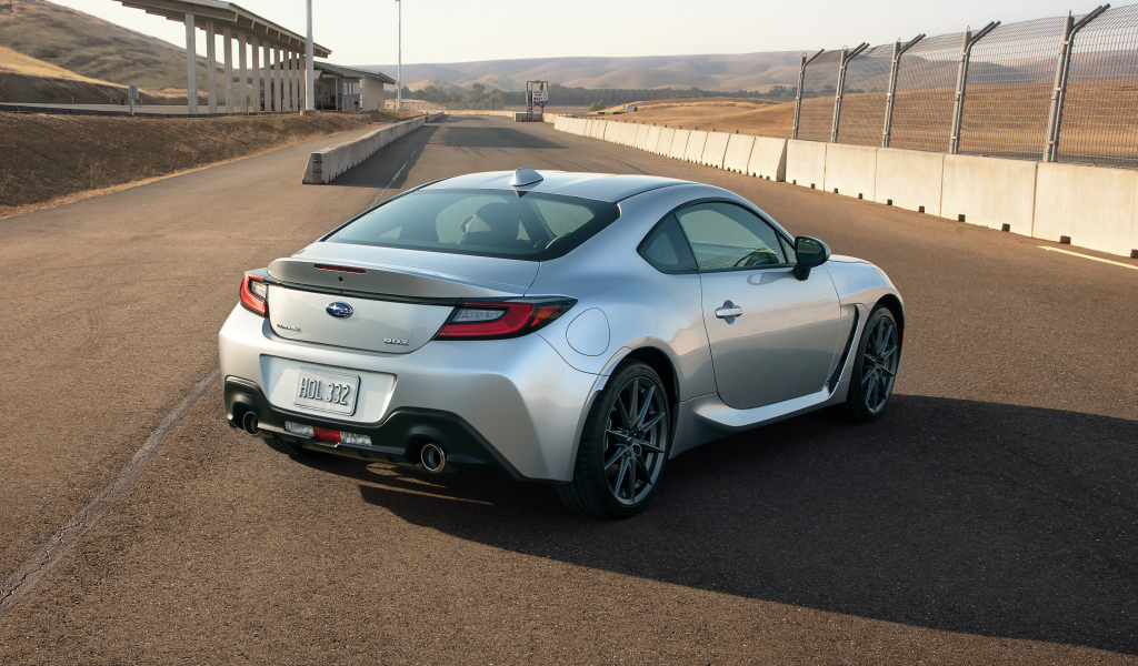 Серебристый автомобиль Subaru BRZ, 2022 года вид сзади