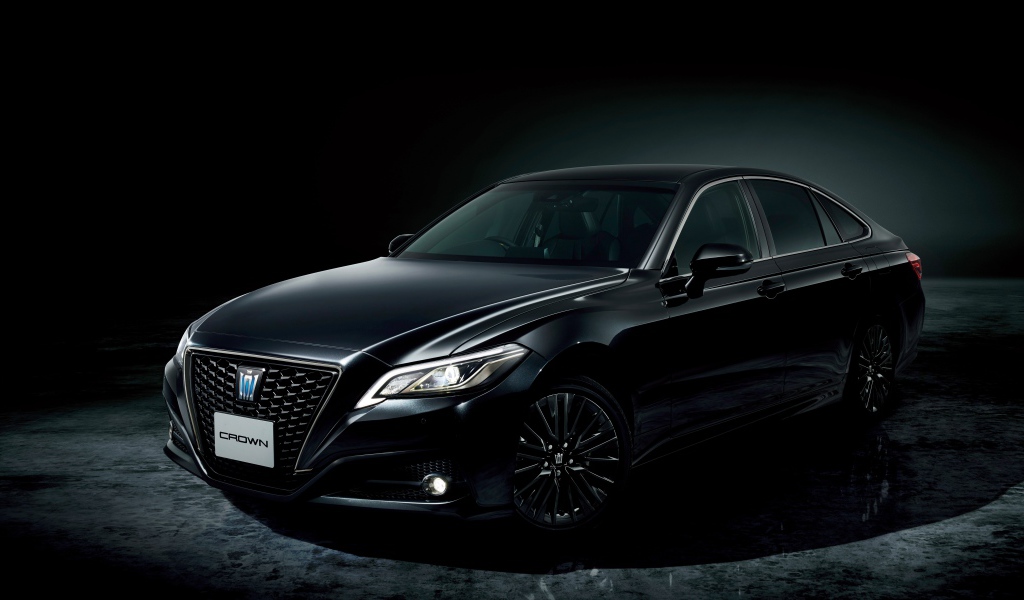 Черный автомобиль Toyota Crown S Sport Style 2020 года