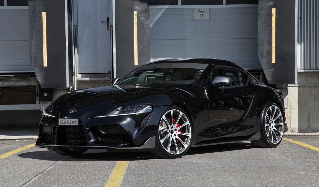 Черный автомобиль Toyota GR Supra 2020 года 