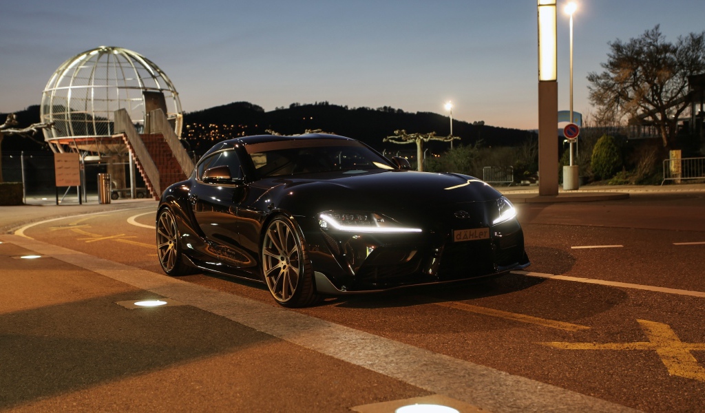 Черный автомобиль Toyota GR Supra 2020 года в парке