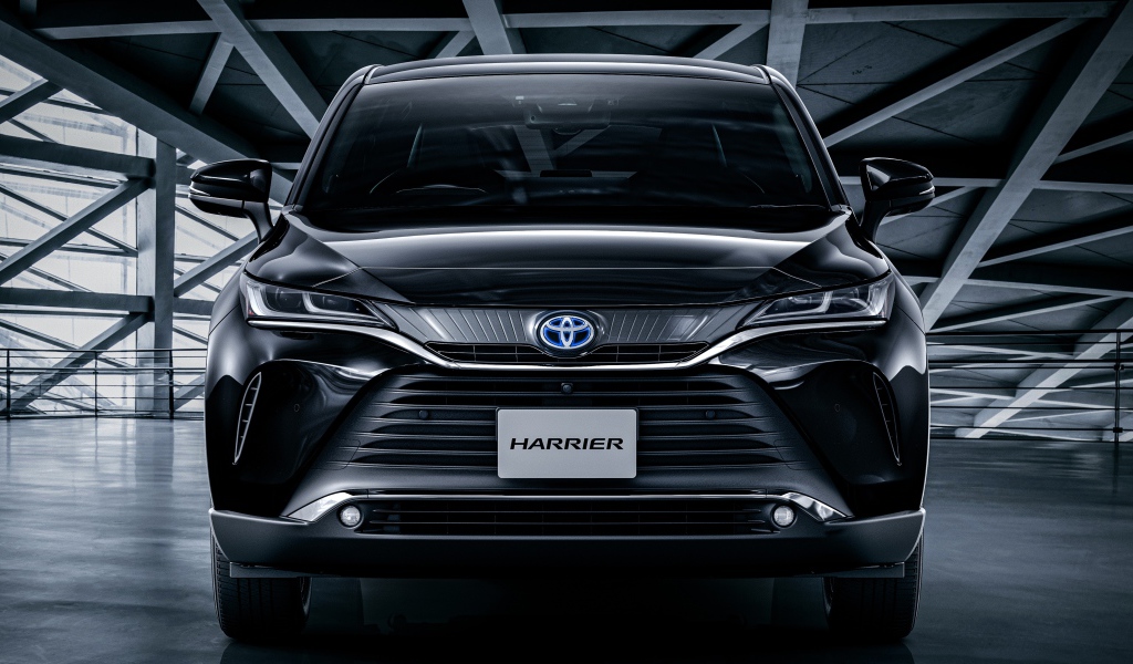 Черный автомобиль Toyota Harrier 2020 года вид спереди