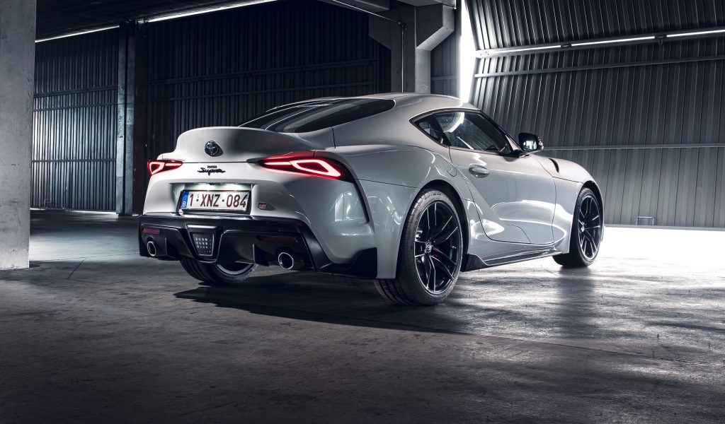 Белый автомобиль Toyota GR Supra 2 Fuji Speedway Edition 2020 года вид сзади 