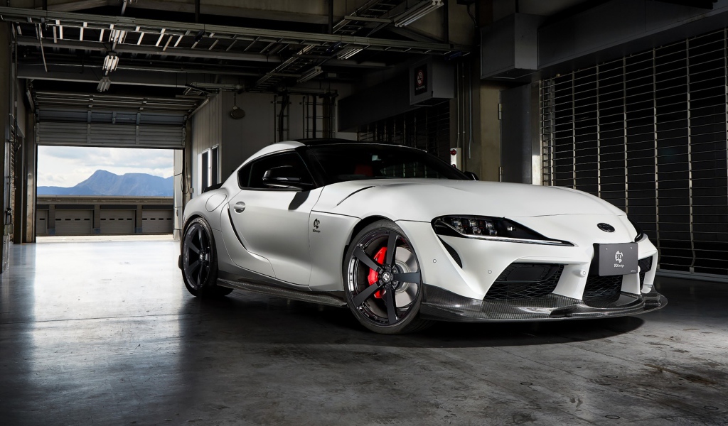 Белый автомобиль  Toyota GR Supra 2020 года в гараже