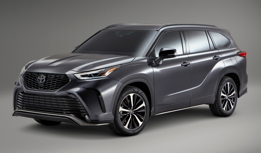 Серый внедорожник Тайота на сером фоне, 2021 года