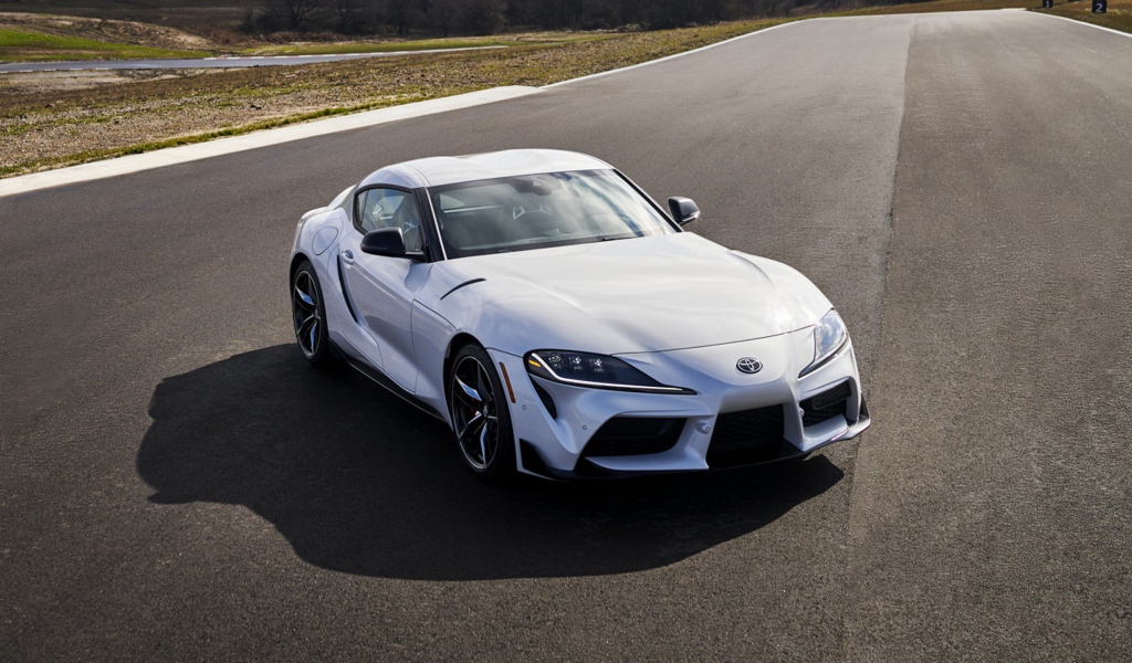Спортивный автомобиль  Toyota GR Supra 3 Premium, 2020 года на трассе