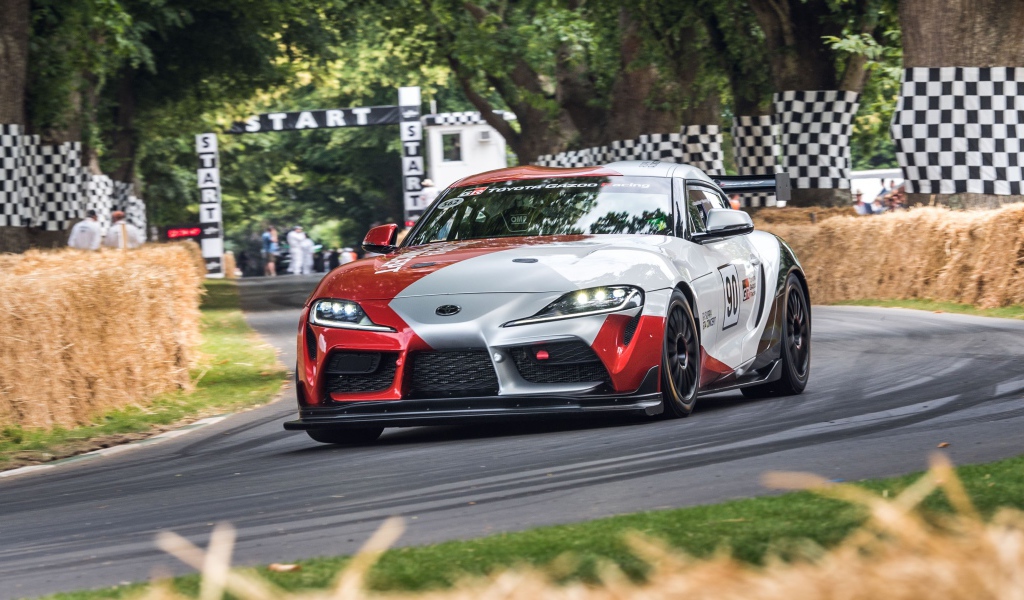 Спортивный автомобиль Toyota GR Supra GT4 Concept  на гонках 