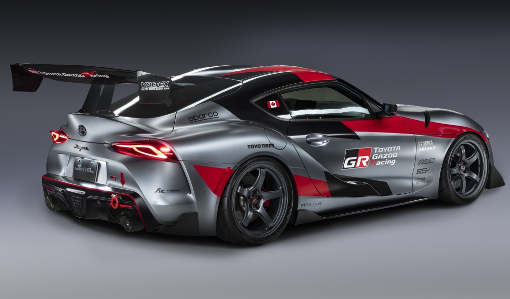 Спортивный автомобиль Toyota GR Supra Track Concept 2020 года вид сзади на сером фоне