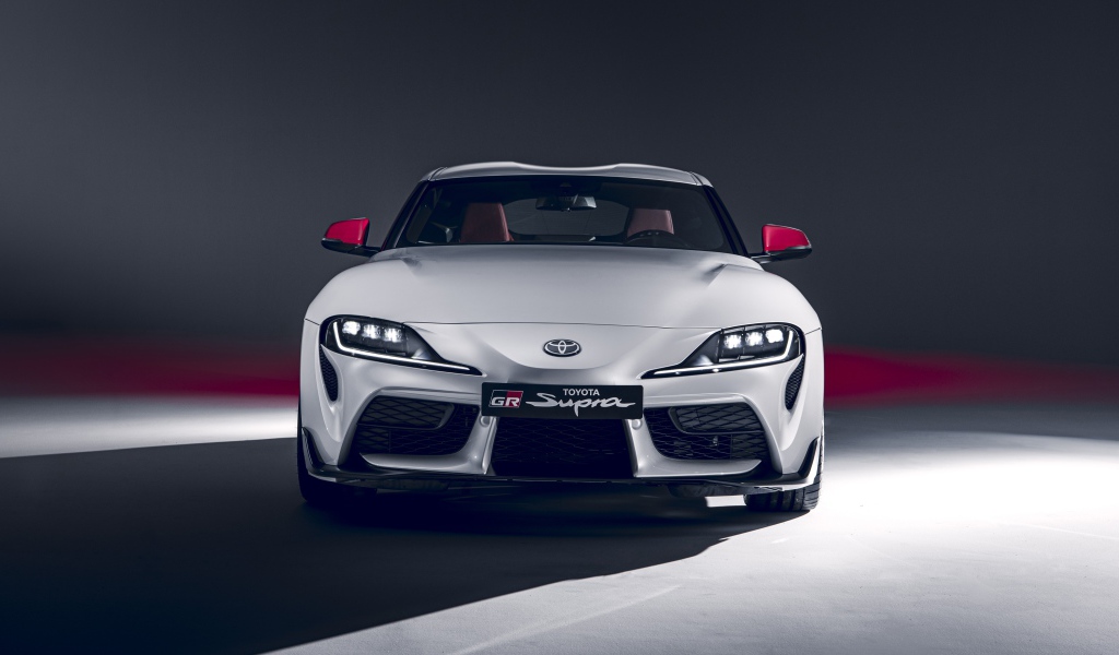 Белый автомобиль Toyota GR Supra 2L 2020 года вид спереди