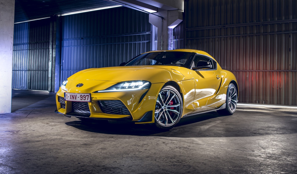 Желтый автомобиль Toyota GR Supra 2, 2020 года 