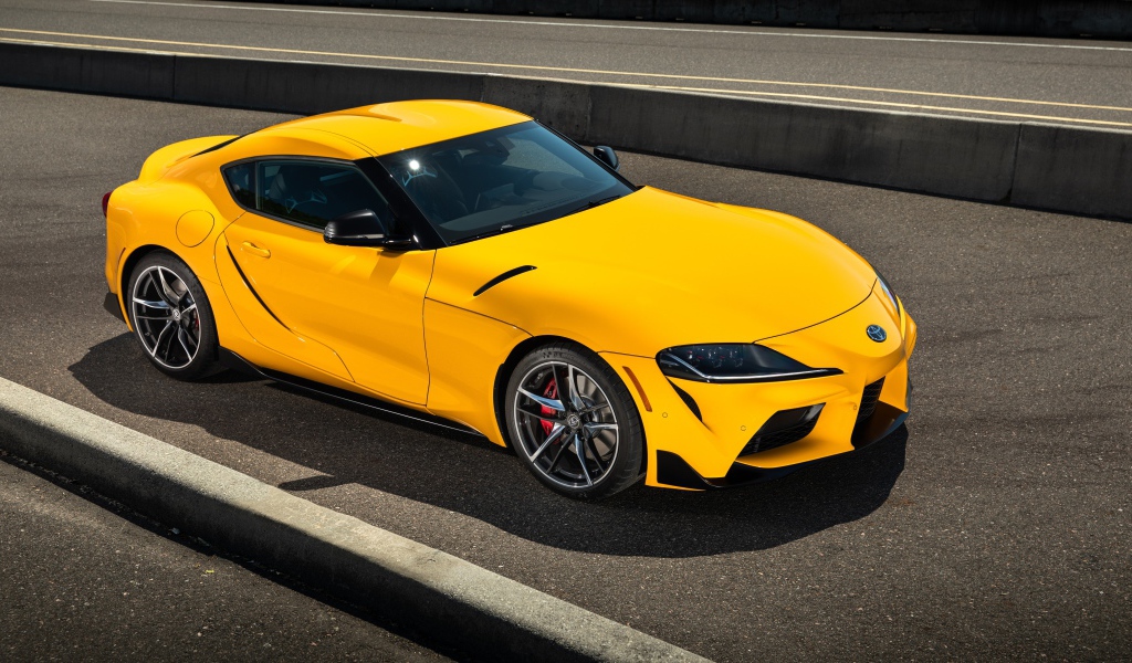 Желтый автомобиль  Toyota GR Supra, 2021 года 