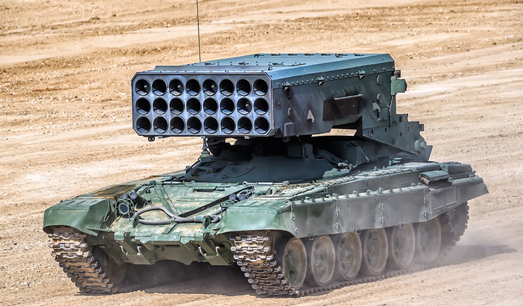 Российская боевая машина BM-1 TOS-1A на песке 