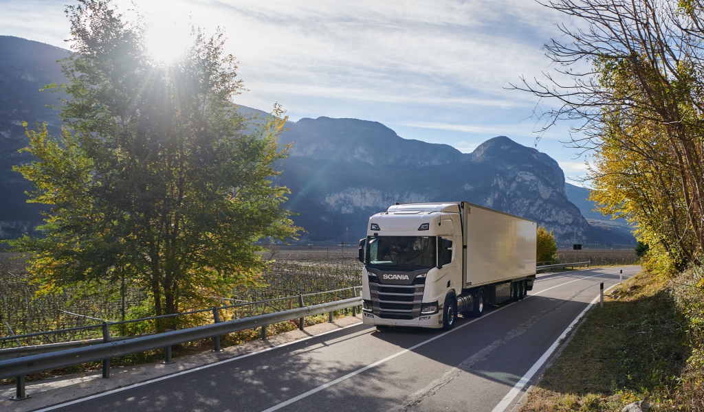Дальнобойная фура Scania Roads Trucks R410 на трассе в горах 