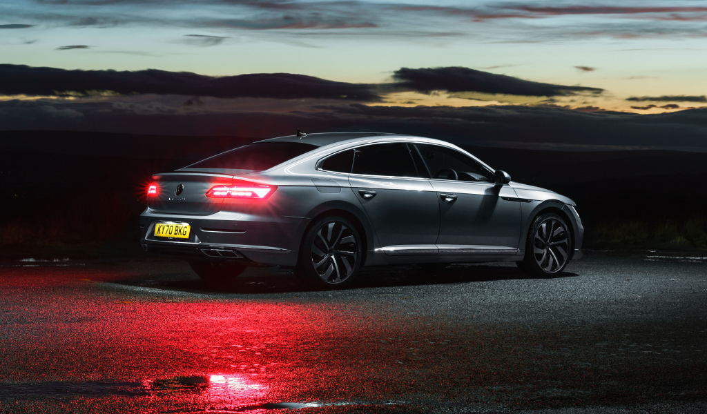 Автомобиль Volkswagen Arteon R-Line 2020 года вид сзади