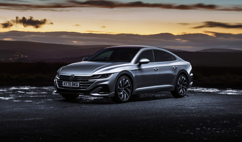 Серебристый автомобиль Volkswagen Arteon R-Line 2020 года