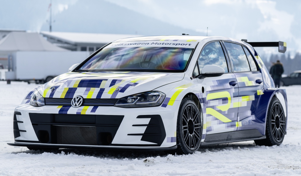 Автомобиль Volkswagen ER1 Concept 2020 года на снегу