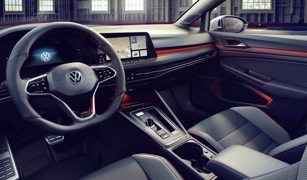 Черный кожаный салон автомобиля Volkswagen Golf GTI Clubsport 2020 года