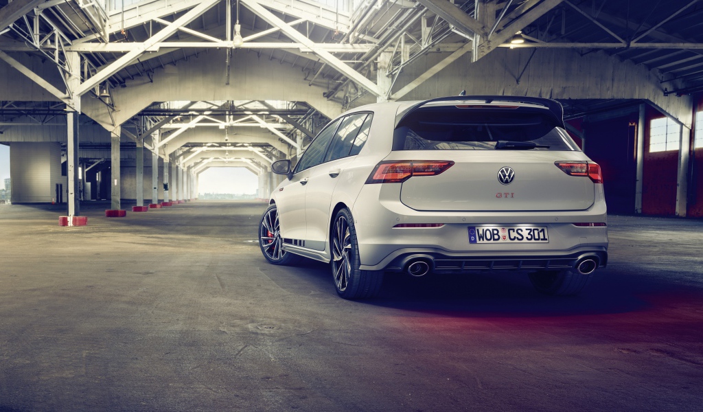 Автомобиль Volkswagen Golf GTI Clubsport 2020 года вид сзади 