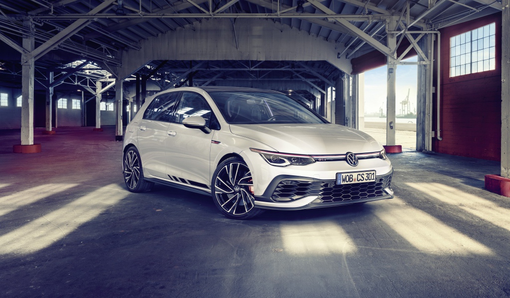 Белый автомобиль Volkswagen Golf GTI Clubsport 2020 года в гараже