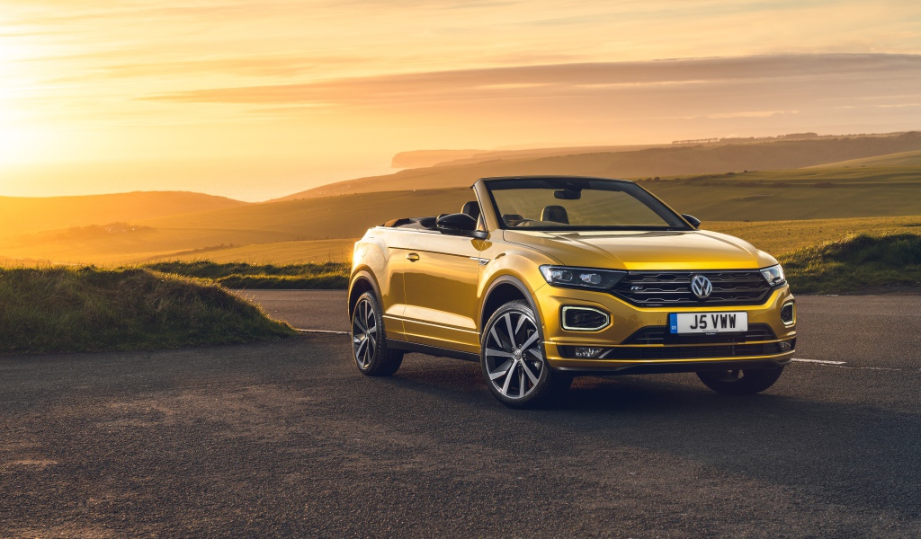 Автомобиль Volkswagen T-Roc Cabriolet R-Line 2020 года на фоне заката