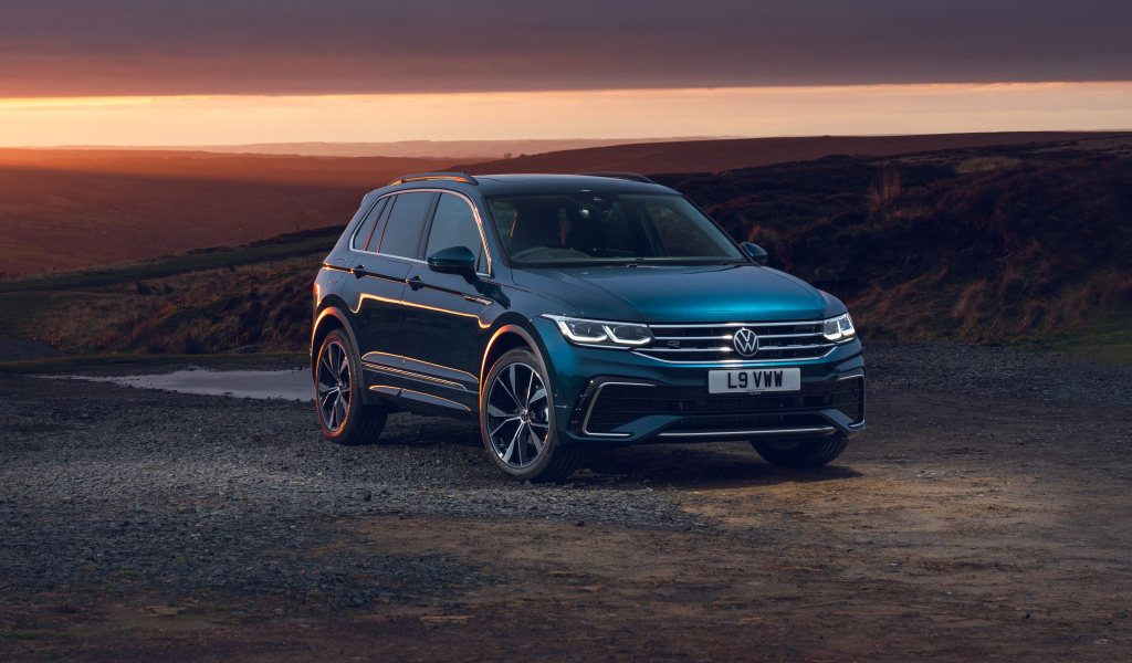 Голубой автомобиль Volkswagen Tiguan R-Line 2020 года на закате