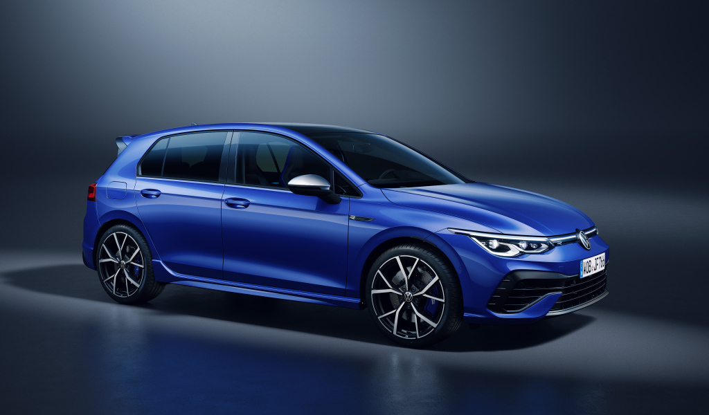 Синий автомобиль Volkswagen Golf R 2020 года на сером фоне