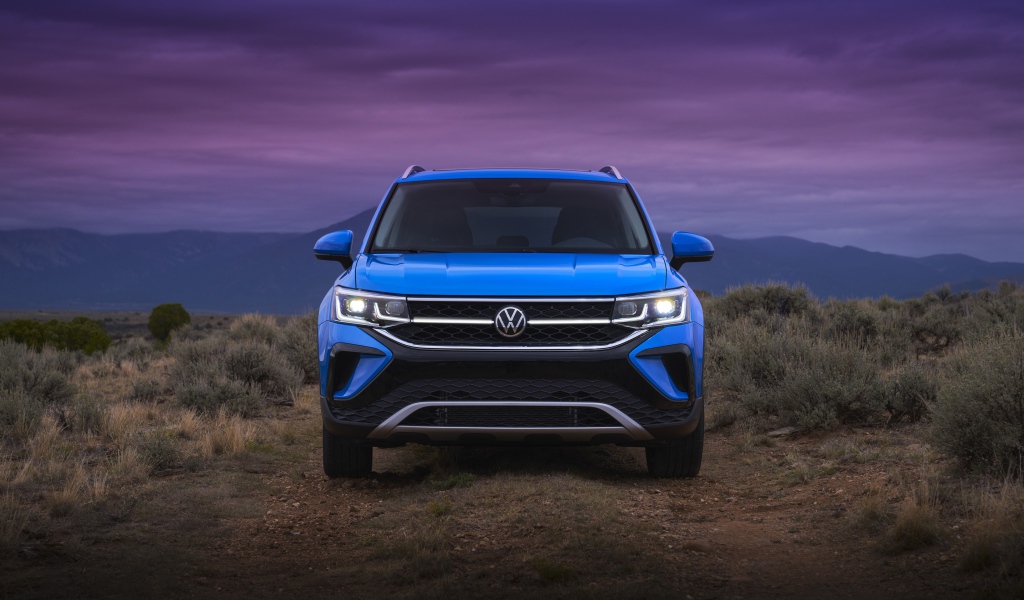 Голубой автомобиль  Volkswagen Taos, 2021 года вид спереди