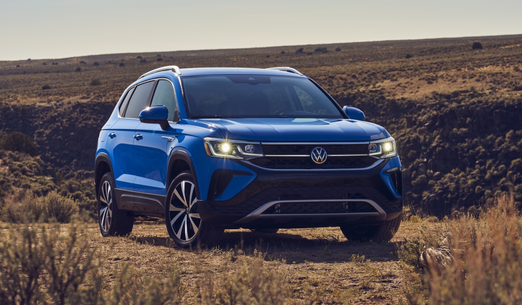 Синий автомобиль  Volkswagen Taos, 2022 года на поле 