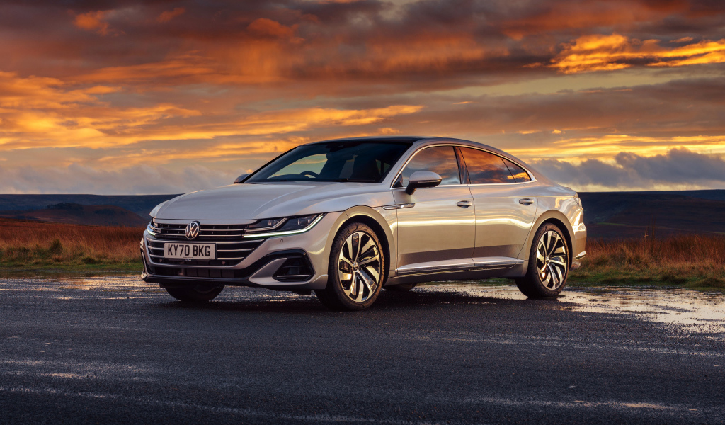 Серебристый автомобиль Volkswagen Arteon R-Line 2020 года на закате