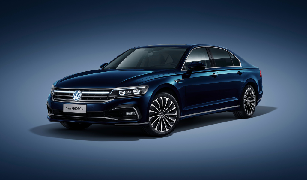 Стильный автомобиль Volkswagen Phideon 2021 года на сером фоне