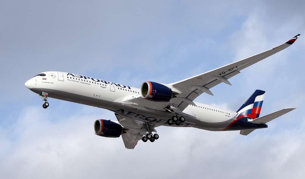 Белый пассажирский Airbus A350-900 компании Аэрофлот