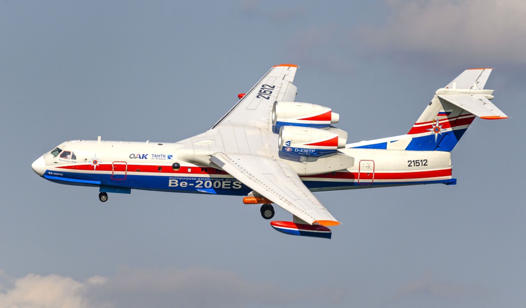 Транспортный самолет Be-200ES совершает полет 