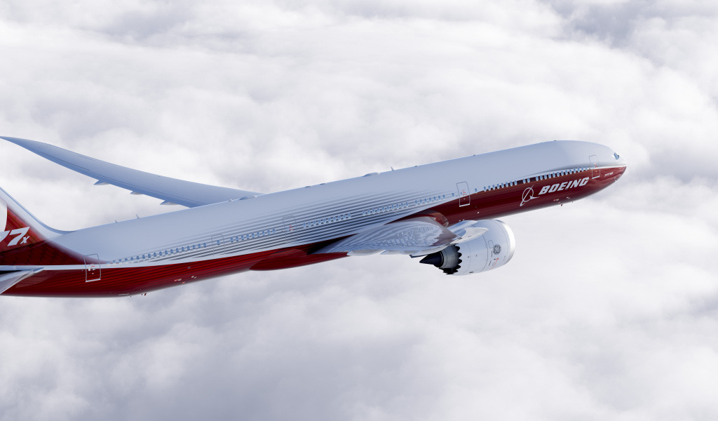 Большой пассажирский boeing 777 в небе 