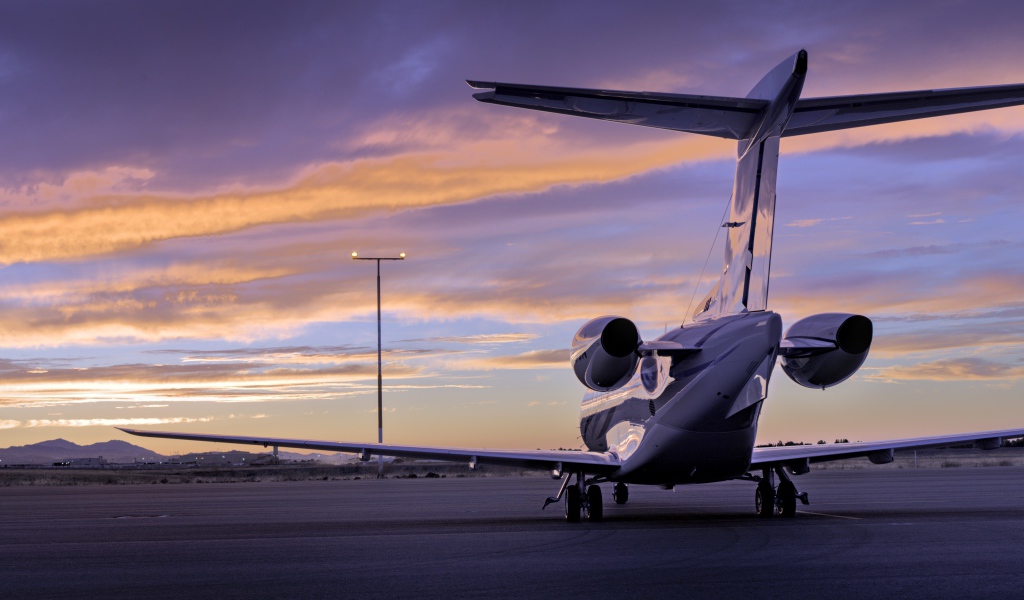 Большой самолет стоит на взлетной полосе  вид сзади