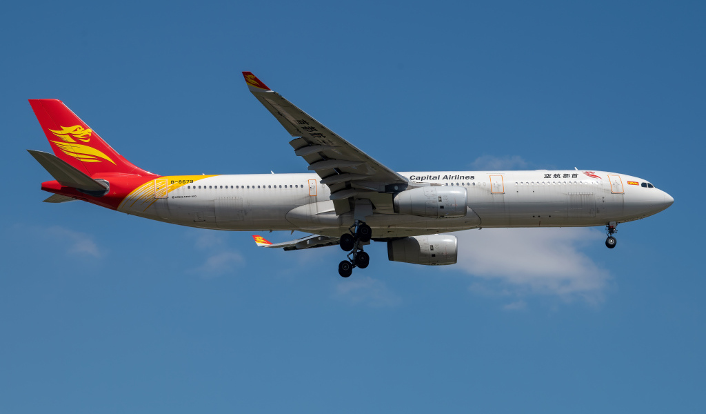 Пассажирский самолет A330-300 авиакомпании Capital Airlines