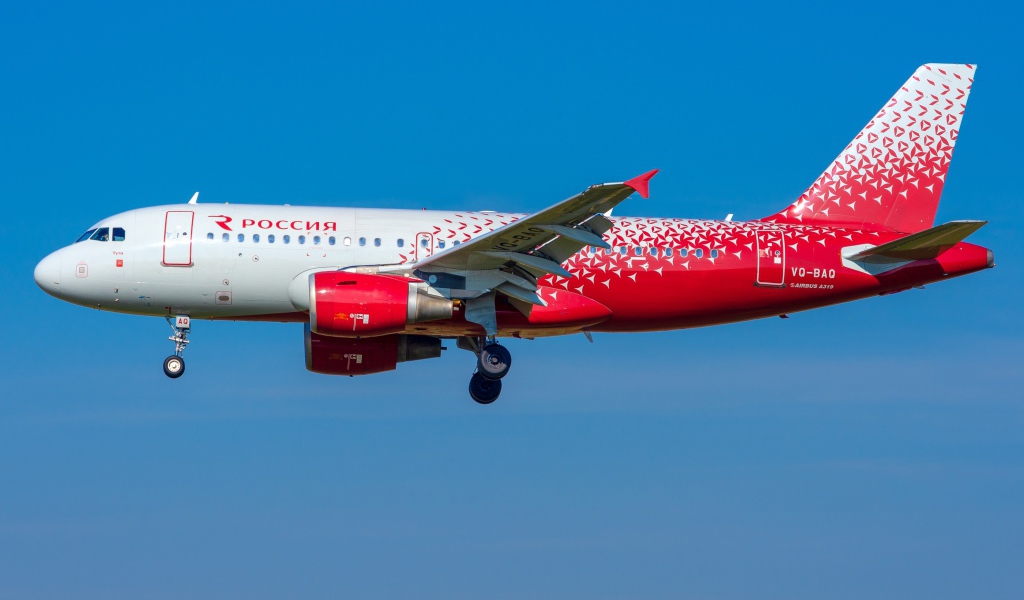 Большой пассажирский самолет в голубом небе 