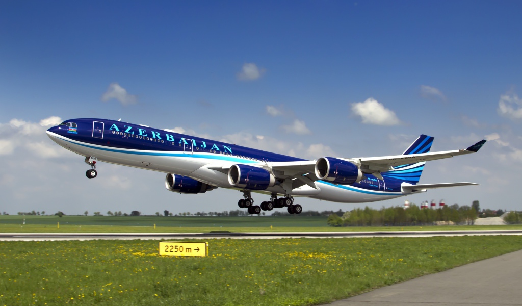 Пассажирский Airbus A-340-500 на взлетной полосе